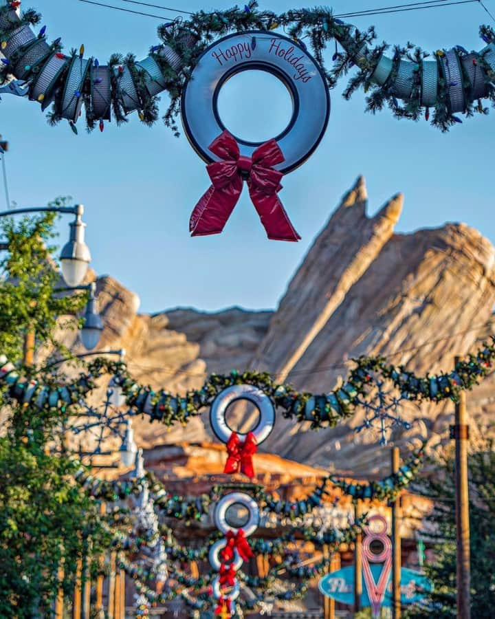 ディズニーランドさんのインスタグラム写真 - (ディズニーランドInstagram)「A Radiator Rockin’ Holiday!🌟 tag someone you want to visit Radiator Springs with! (📷: @tterrell494)」12月10日 4時18分 - disneyland