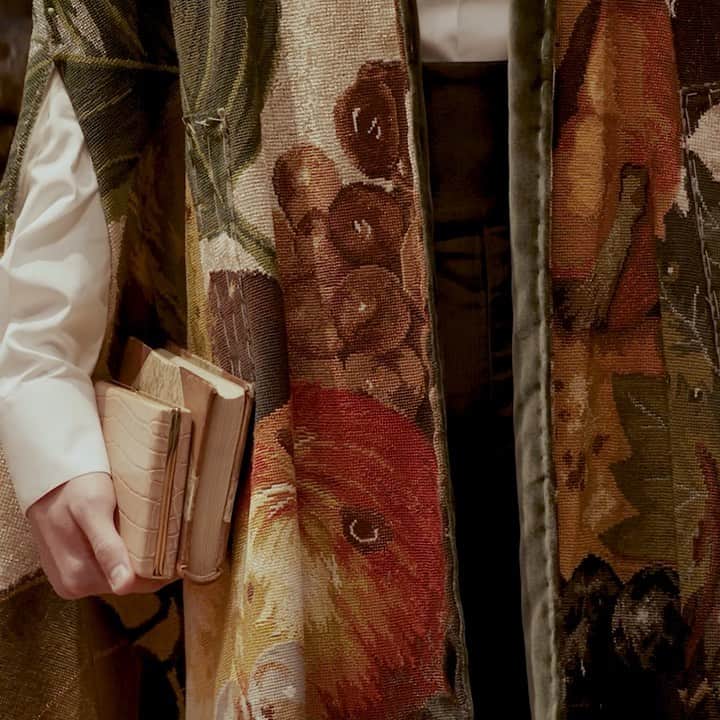 のインスタグラム：「Dolce&Gabbana Alta Sartoria, Milan, December 2019.  Unparalleled techniques are mixed with the quest of perfection to enhance the illustrious men represented in the Alta Sartoria Show. #DGAltaSartoria #DGFattoAMano #MadeInItaly #PinacotecaAmbrosiana #DGLovesMilano #DolceGabbana」