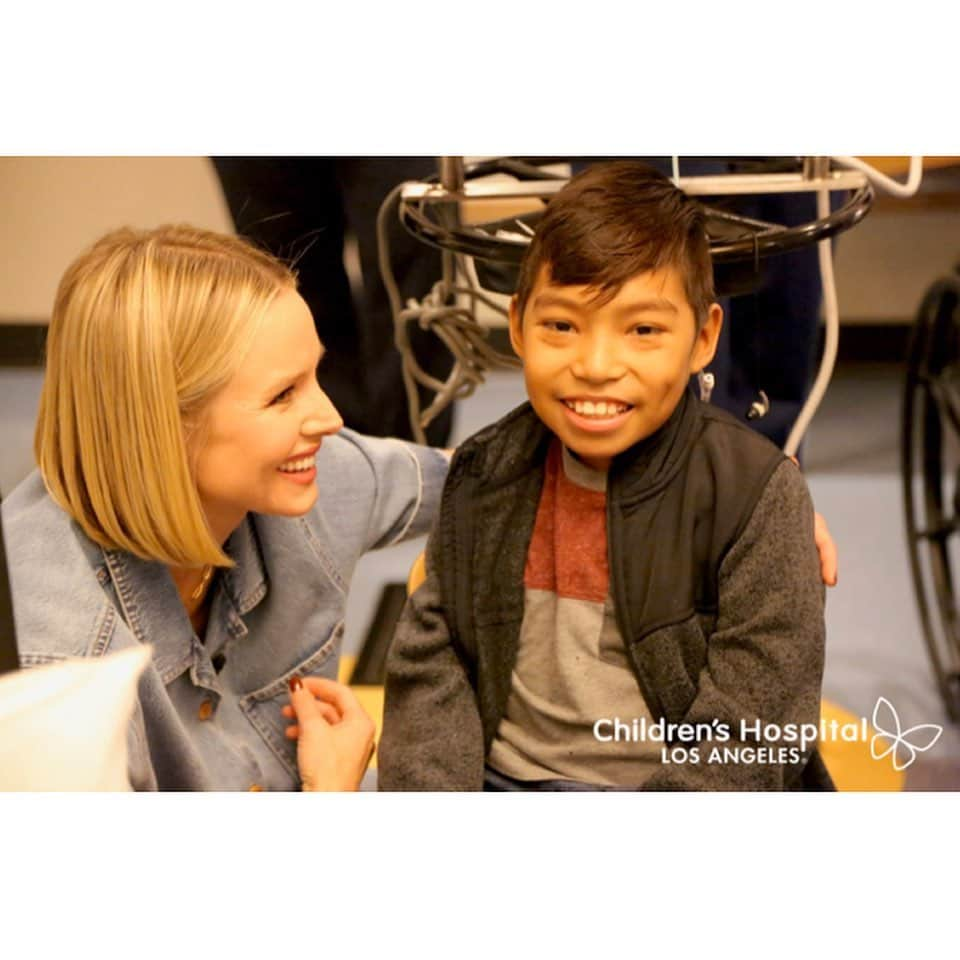 クリスティン・ベルさんのインスタグラム写真 - (クリスティン・ベルInstagram)「Had the most rewarding day screening #Frozen2 for these lovebugs at Children’s Hospital. We sang, played and my heart grew 10 sizes. Thank you @childrensla for having us. ❤️」12月10日 4時43分 - kristenanniebell