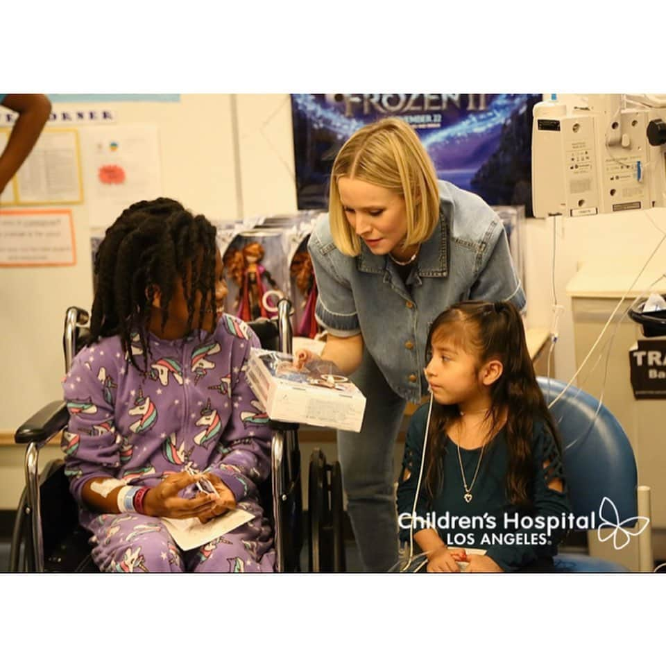 クリスティン・ベルさんのインスタグラム写真 - (クリスティン・ベルInstagram)「Had the most rewarding day screening #Frozen2 for these lovebugs at Children’s Hospital. We sang, played and my heart grew 10 sizes. Thank you @childrensla for having us. ❤️」12月10日 4時43分 - kristenanniebell