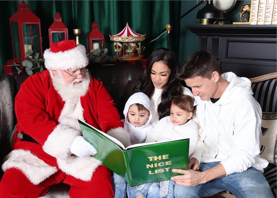 ロブ・ディアデックのインスタグラム：「The Holiday Season is in full swing when you get that face time with Santa Claus. Santa is checking the list and Kodah is checking beards for authenticity. Way too many pointed questions for a 3 year old. In order to preserve the Christmas spirit, we must lie, and lie again. 🎅🏼🎄🎁」