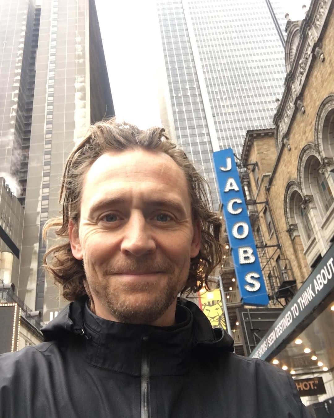 トム・ヒドルストンのインスタグラム：「Goodbye #BetrayalBroadway. I’ll never forget it.」