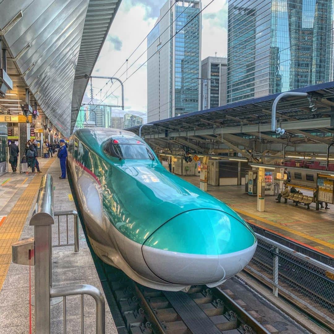 大桃美代子さんのインスタグラム写真 - (大桃美代子Instagram)「鉄子の朝。  グランクラスは貸し切り状態でした。  復興する地域の大動脈。  人、モノ、金全て循環が地域の活性化の鍵。  日本の鉄道技術、システムは素晴らしい。  詳しくは後日。 #新幹線#東京駅#グランクラス#東北#鉄子#鉄道好きな人と繋がりたい #鉄道マニア#流線型#jr#jr東日本#たびじょ #行くぜ東北#冬キャンペーン  哲子的早晨。  大类处于特许状态。  要重建区域的主动脉。  人员，货物和货币的流通是振兴该地区的关键。  日本的铁路技术和系统很棒。 ＃新干线＃东京站＃一流＃东北＃铁子＃拖车  테츠코의 아침.  그란 클래스는 전세 상태였습니다.  부흥하는 지역의 대동맥.  사람, 물건, 돈 모든 순환이 지역 활성화의 열쇠.  일본의 철도 기술, 시스템은 훌륭하다.  # 신칸센 # 도쿄역 # 그란 클래스 # 동북 # 테츠코 # 철도 좋아하는 테츠코의 아침.」12月10日 4時53分 - miyoko_omomo