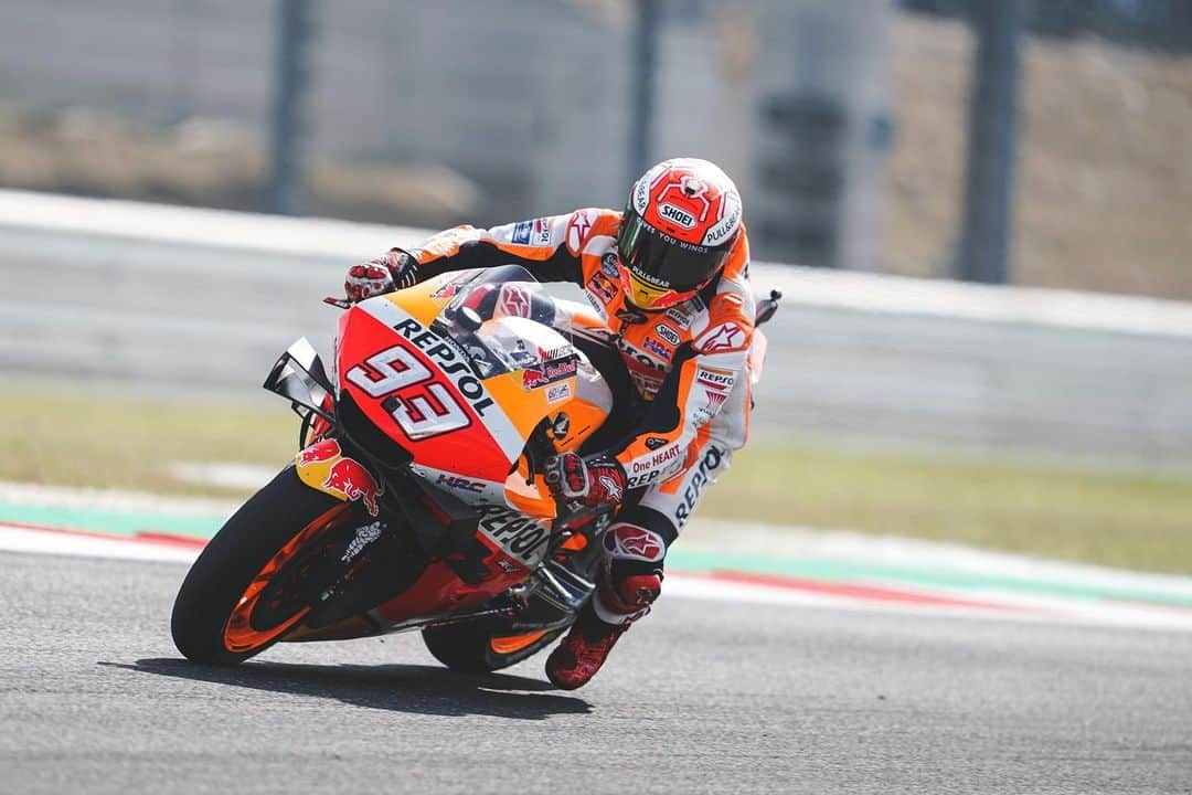 レプソル・ホンダさんのインスタグラム写真 - (レプソル・ホンダInstagram)「#2019Review - Mastering Misano 🇸🇲 - A tense Saturday led to an explosive Sunday race where @marcmarquez93 and Quartararo went head-to-head all race long. Gaining the upper hand at the very last moment, Marquez took one of his most dramatic wins of the year and got the #8ball 🎱 rolling」12月10日 5時06分 - hrc_motogp