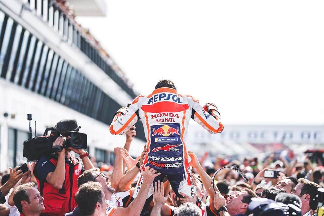 レプソル・ホンダのインスタグラム：「#2019Review - Mastering Misano 🇸🇲 - A tense Saturday led to an explosive Sunday race where @marcmarquez93 and Quartararo went head-to-head all race long. Gaining the upper hand at the very last moment, Marquez took one of his most dramatic wins of the year and got the #8ball 🎱 rolling」