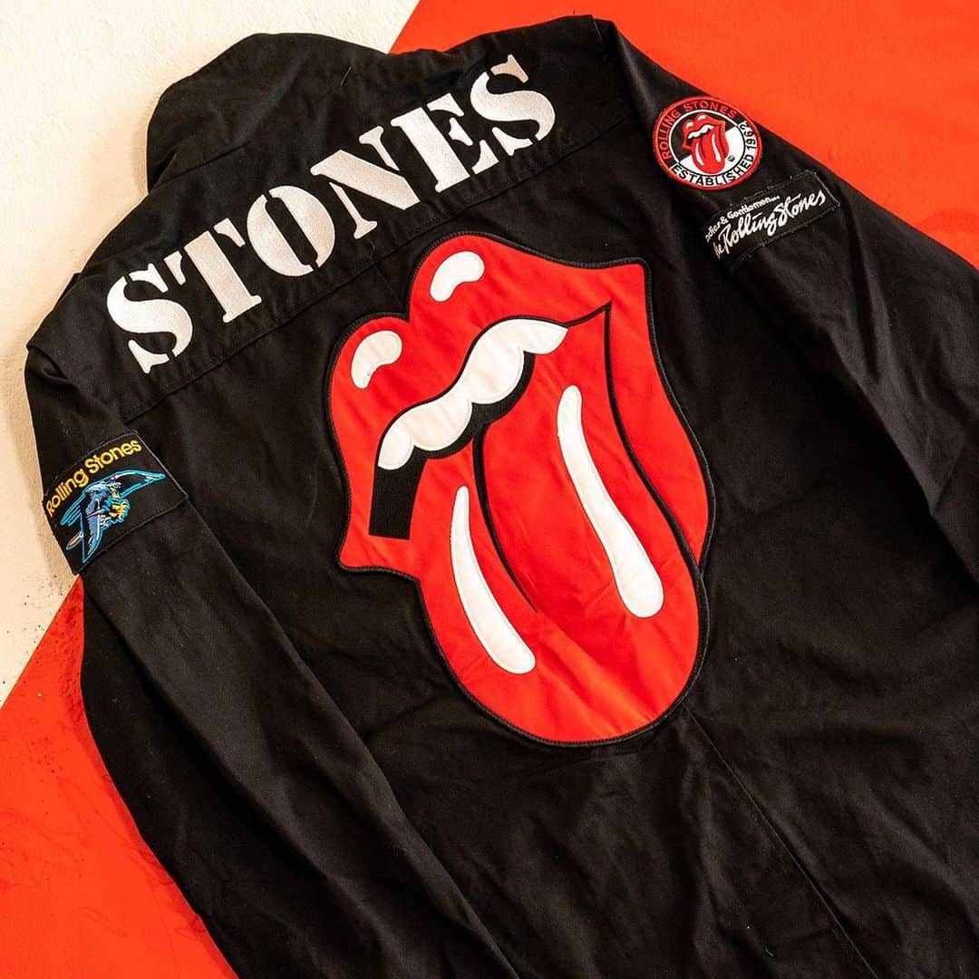 The Rolling Stonesさんのインスタグラム写真 - (The Rolling StonesInstagram)「🎁 Find a Rolling Stones Christmas gift for everyone in the official store - have a look around and get inspired, tap the link in bio to shop! 🎁 #therollingstones #christmasgifts #christmas #merch」12月10日 4時59分 - therollingstones