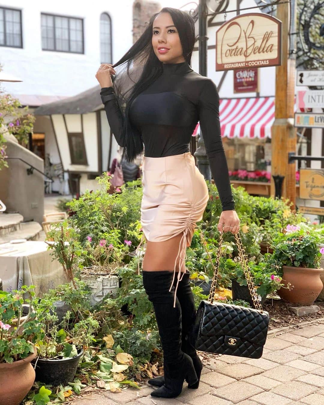 Eri Antonのインスタグラム：「Europe? 😉 No, Carmel by the sea on the Monterey Peninsula here in CA.  Site of my recent photo shoot 💛 Some of the most beautiful coastline around the world is here and downtown Carmel by the sea has so many nice boutiques for great shopping and the best fresh seafood restaurants. 😊 #ootd」