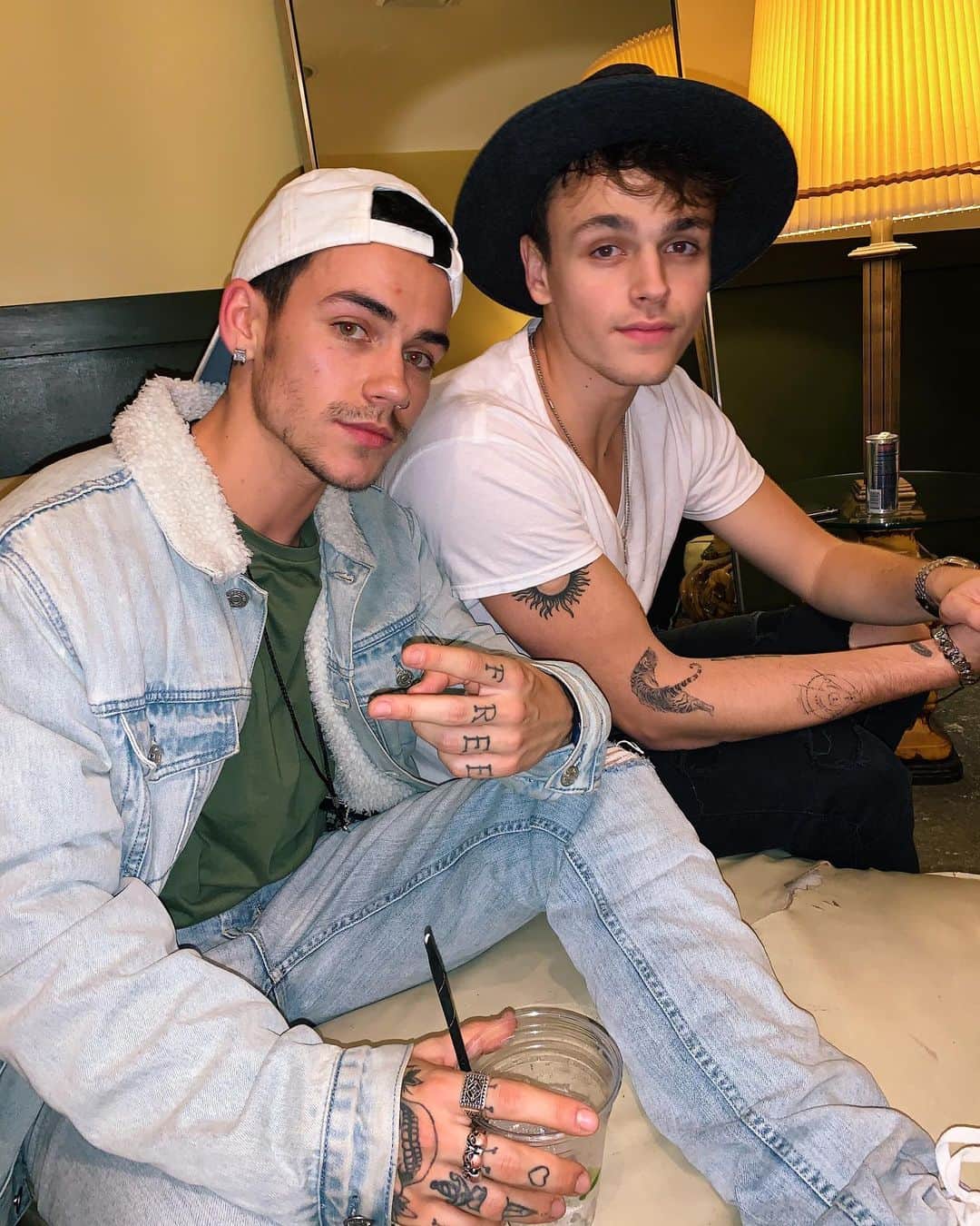 Jonahmaraisのインスタグラム：「hadn’t seen this kid in way too long. we used to tour together back in the day, and finally got to catch up last night. brothers for life man @wesleytucker」