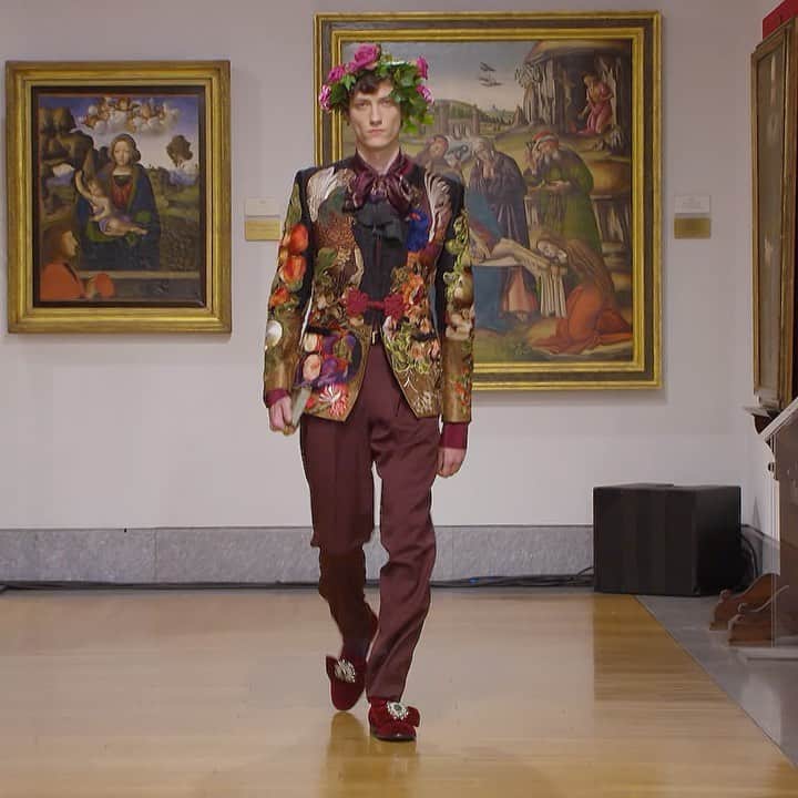 のインスタグラム：「Dolce&Gabbana’s Alta Sartoria single-breasted jacket inspired by still life paintings features a tailored cut with a burgundy braid frog closure. The expertly hand-made embroidery techniques distinguish and characterize the subjects of a composition made of fruits, flowers with autumnal hues. Discover more Men's Dolce&Gabbana Alta Sartoria looks at @dolcegabbana_man. #DGAltaSartoria #DGFattoAMano #MadeInItaly #PinacotecaAmbrosiana #DGLovesMilano #DolceGabbana」