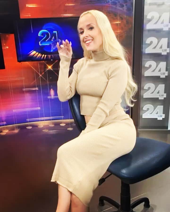 Nika Kljunのインスタグラム：「Tonight in 5 min! #24urzvečer 📺 🌍 Such an honor. Thank you Uroš Slak for the invitation. . All the crew was is so kind. Yes, hard work is happening behind the tv screens, but we still find time to have fun. The everyday’s Slovenian news are usually serious but if you know me... I like to break the rules sometimes... 😋☺️❤️ . #24ur #sloveniannews #newstonight #urosslak #nikakljun #sloveniangirl #slovenian #choreographer #dancerlife #dancelifestyle @24ur @poptvprogram @24urcom」