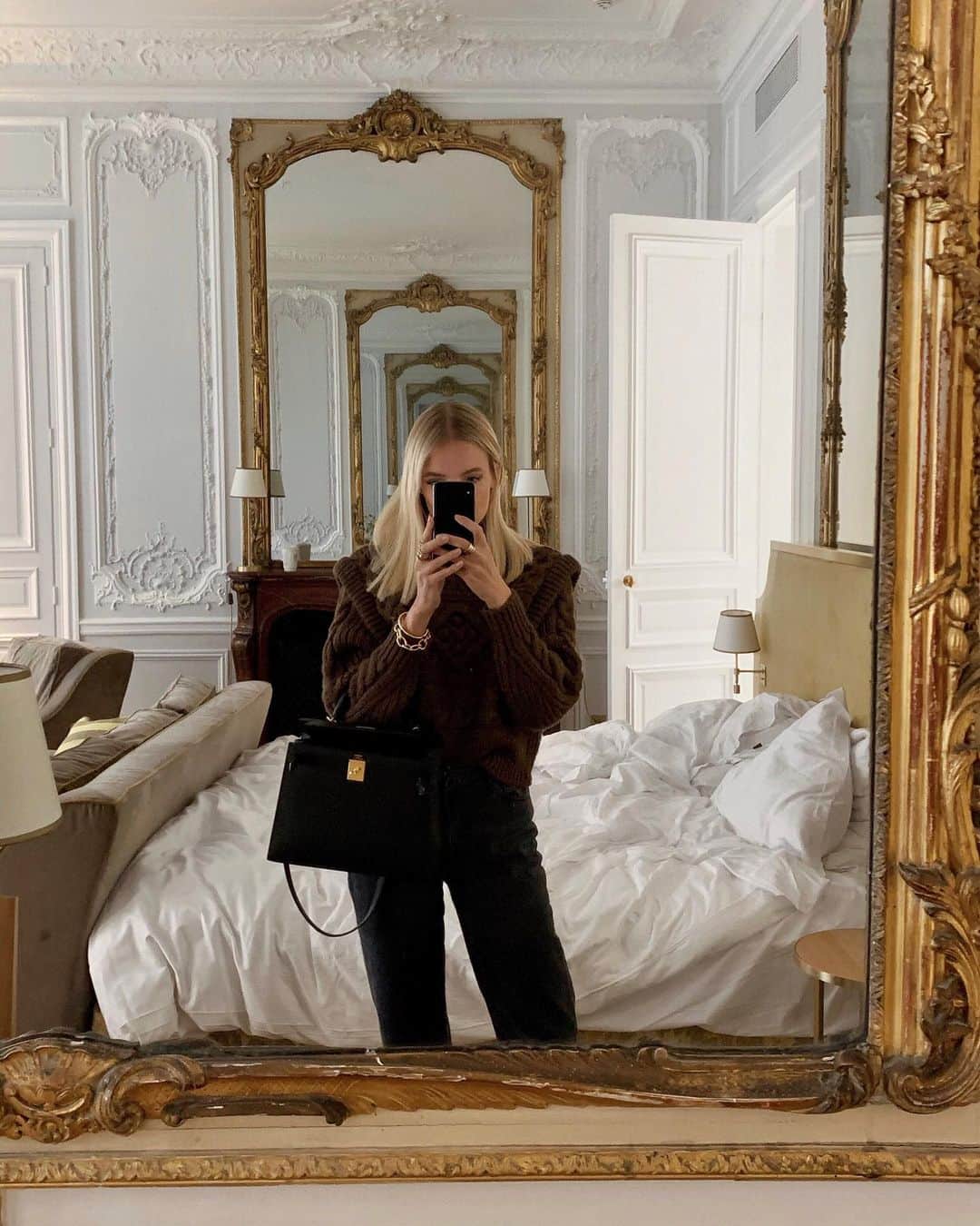 レオニー・ハンネさんのインスタグラム写真 - (レオニー・ハンネInstagram)「For the love of golden mirrors and this @isabelmarant sweater. 🐻 Anzeige/Gift #isabelmarant #paris」12月10日 5時47分 - leoniehanne