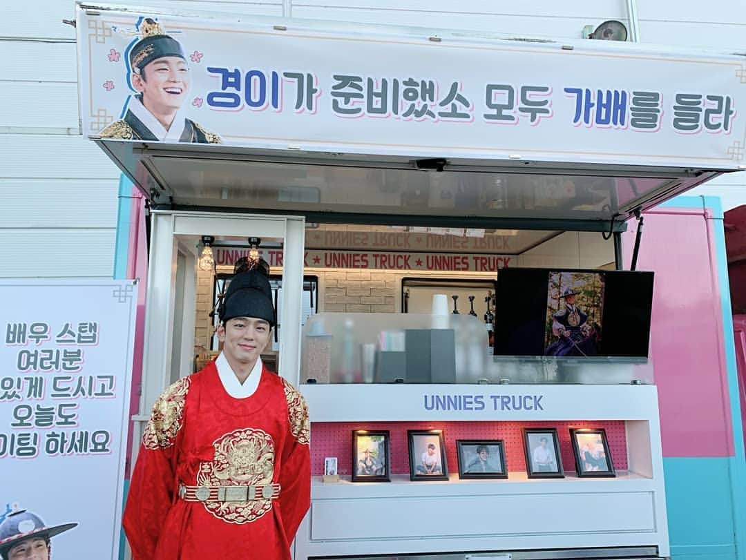 キム・ミンギュのインスタグラム：「촬영하느라 같이 사진 못찍었는데... 황내관 한모...😆」