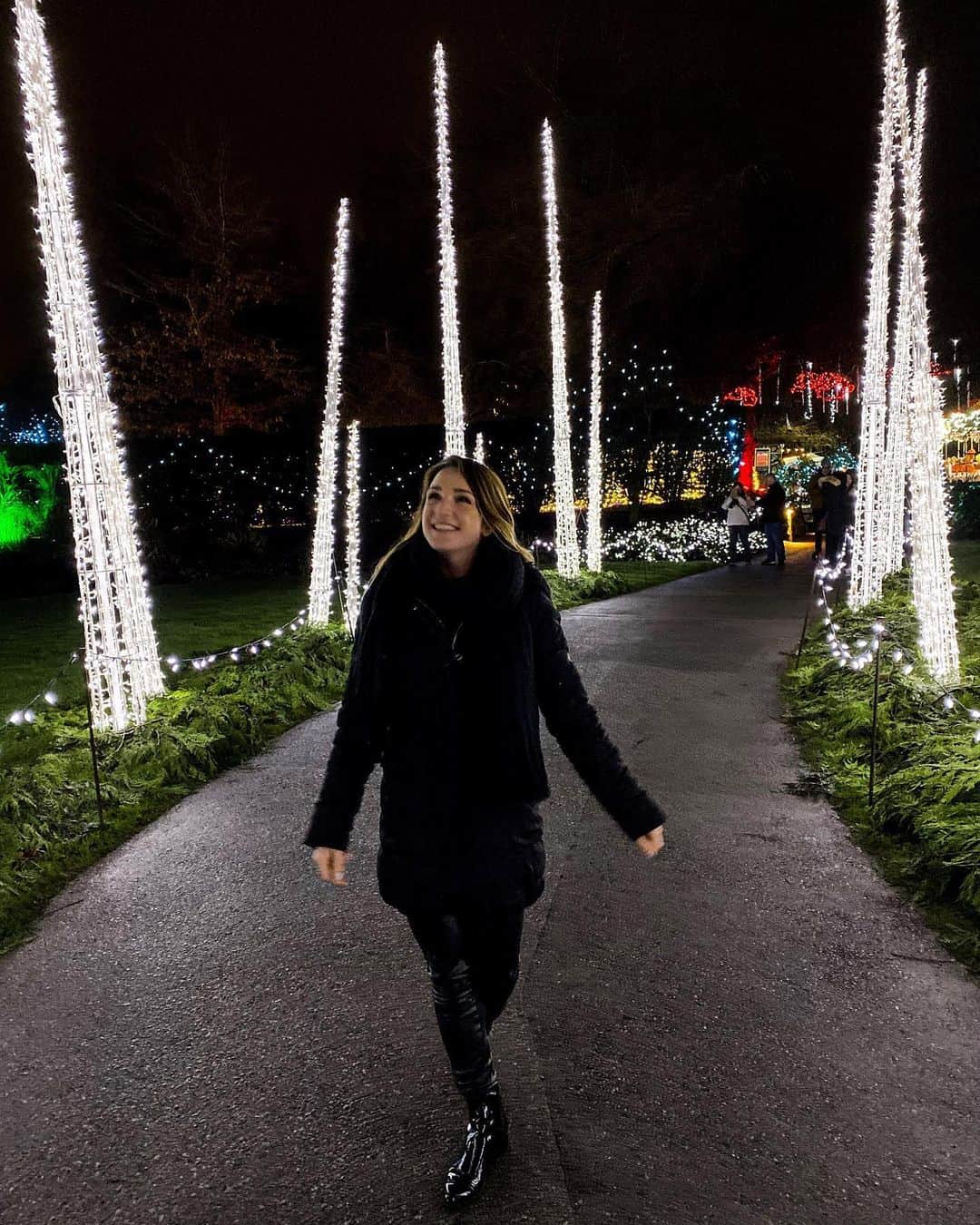 ヴィクトリア・ダフィールドさんのインスタグラム写真 - (ヴィクトリア・ダフィールドInstagram)「Twinkle light heaven✨ This place is magical. There’s just somethin about twinkle lights that makes me feel soothed, inspired, and oh so happy.」12月10日 6時00分 - victoriaduffield