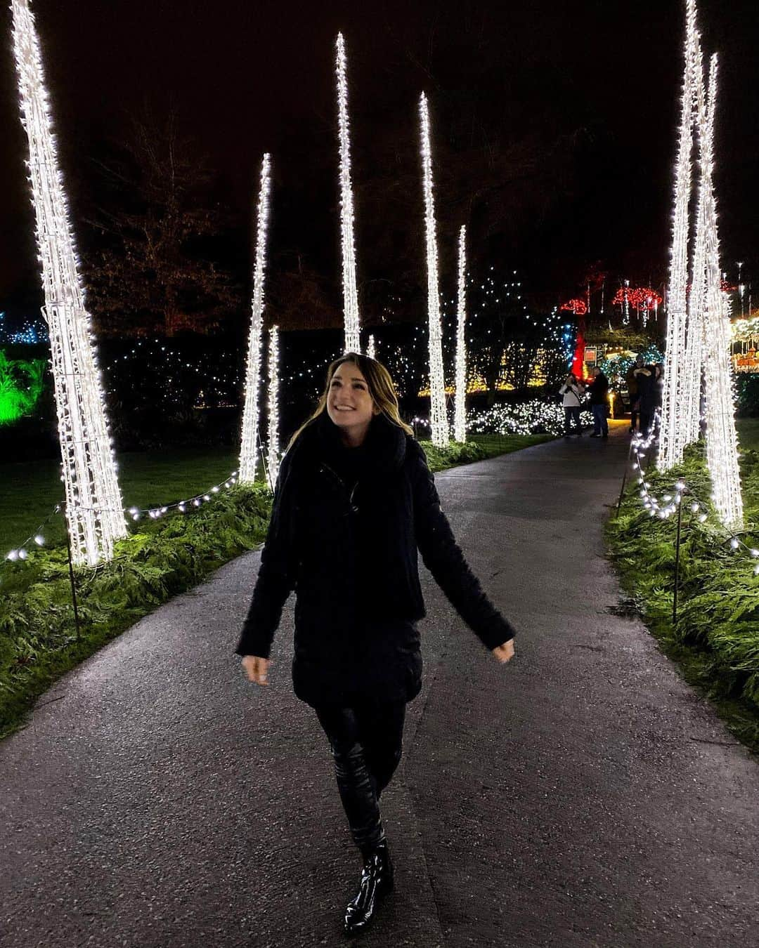 ヴィクトリア・ダフィールドのインスタグラム：「Twinkle light heaven✨ This place is magical. There’s just somethin about twinkle lights that makes me feel soothed, inspired, and oh so happy.」