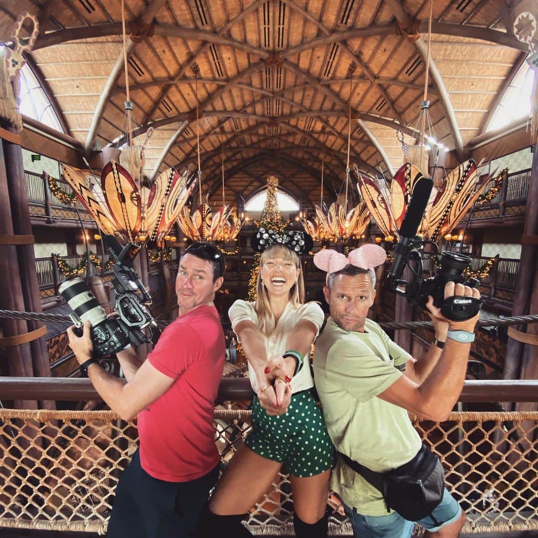 アシュリー・ハートのインスタグラム：「First day @waltdisneyworld Maybe a little too much fun.. with these Angels🕺🏻🎥 🕺🏻 🎥  @helloworldau .  #Travelshow #disneyworld #adventure #florida #fun #ashleysangels #presenting」