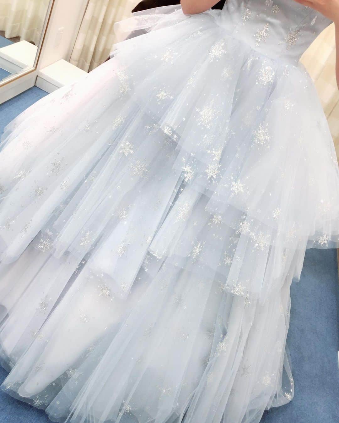 七瀬美月さんのインスタグラム写真 - (七瀬美月Instagram)「エルサイメージかシンデレライメージか聞かれたけど😳ドレス見に行く前から、カラードレスはこの雪ドレスがいいなって思ってて 試着に行って実物見たらやっぱりめちゃ綺麗で、 雪の結晶❄️☃️ 写真じゃ伝わらないけどすごい綺麗だったの✨ いろいろ着たけどやっぱりこれに決めました🎄🌟 .  #水色ドレス#cd#クチュールナオコ #ハートドロップス #雪ドレス #結婚式コーデ#ハウスウェディング #カラードレス#冬婚#ウェディング」12月10日 6時01分 - yskwask1114