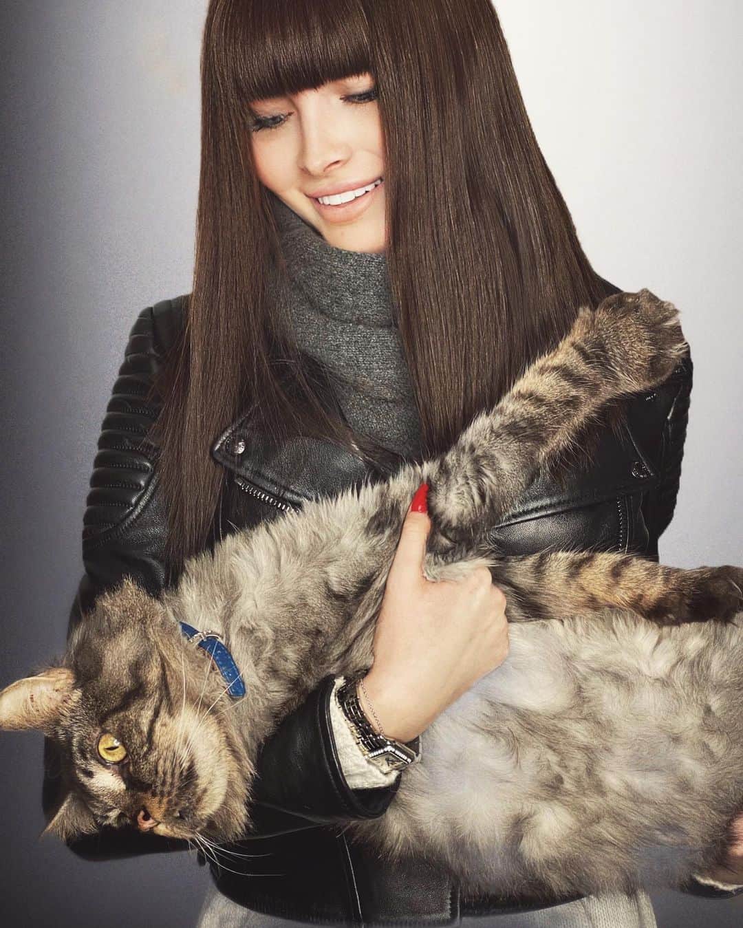 Alena Shishkovaさんのインスタグラム写真 - (Alena ShishkovaInstagram)「Темные волосы, хищные кошки))」12月10日 6時16分 - missalena.92