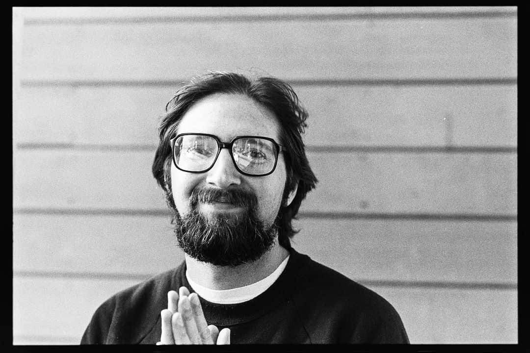 Green Dayのインスタグラム：「Rest in peace Murray Bowles. We are saddened by the passing of a great talented friend and musician who is known for his photography in the East Bay and Bay Area punk scenes.  He photographed shows since the early 80s and became a fixture at Gilman St Club in Berkeley sharing his photos with people and bands that he developed himself in his darkroom kitchen.  Devoting 2 days a week to just the developing and printing he would bring the prints to shows and sell them from 15 cents to a quarter depending on the price of photo paper. He did it out of his love for what was happening and from his journalistic studies he went the extra mile to document almost every show and the people in the scene. A lot can be said of great moments with Murray; while in the pit, drinking a beer, even doing a punker swarm of a Winchells or Denny's or a backyard party.  You could stare at his photos that plastered the walls at Gilman and feel like you never missed a thing.  He never stopped taking photos.  He donated a large portion (20,000) of his raw negatives to the East Bay Documentary. Rolls and Rolls of film and they are all wonderful.  Without him none of us would have our history documented and it wouldn’t be the same without you. You are intense and humble with a great sense of humor. Your presence will truly missed.  We love you Murray Bowles!!!! ...more photos to come on stories (soooo many good ones) @murraybowles」