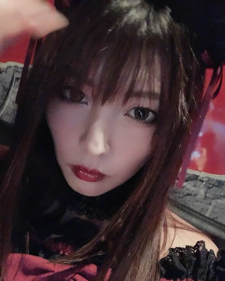 新村あかりのインスタグラム：「動画もどぞ〜前髪は命なんだよ！！！ #メイド服 #コスプレ #パラソルネット」
