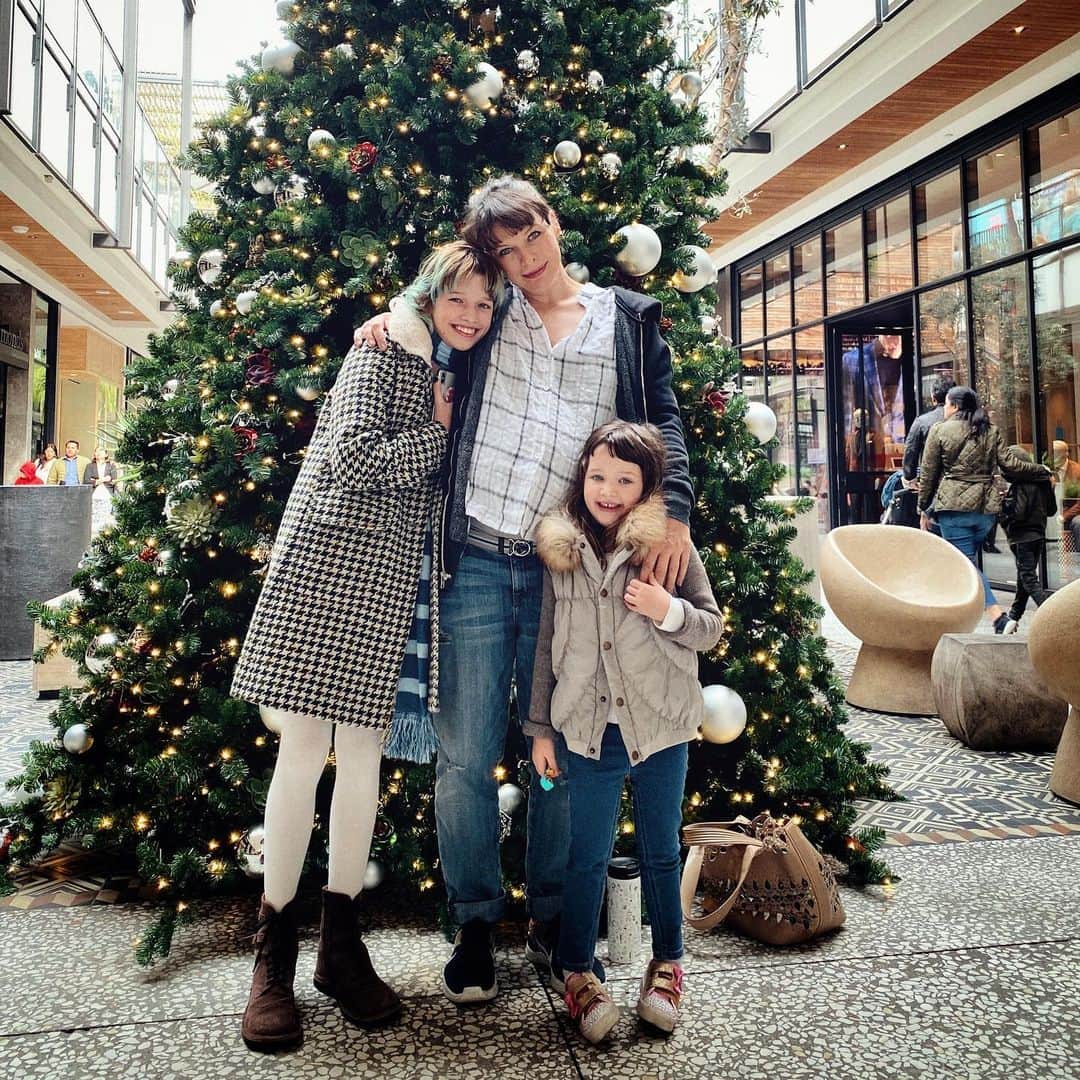 ミラ・ジョヴォヴィッチのインスタグラム：「It’s hard to believe that the holidays are upon us once again. It’s been a tough year, full of division and controversy for this country and abroad. Many people are angry. Many people are sad. Homelessness is at an all time high here in Los Angeles. It’s difficult to drive around and see people literally trying to survive. If you have a few extra dollars to help, the organizers from @laoncloud9 have a link in their bio to buy supplies that will help them get important items to homeless people and their pets to make their existence a little more comfortable. Seeing so much suffering makes me want to spend as much time with my kids as possible and do things that put the gorgeous smiles on their faces that they have in these pictures. It’s so wonderful to see the love between them grow everyday and to see my eldest really stepping up to her role as big sister more and more. I think after we lost our last pregnancy, Ever is so hyper aware of how blessed we are today to be having another baby, it’s really made her grow up in the best way possible and want to help as much as she can. She’s trying so hard to prove that she will be mature enough to handle the new baby, it’s brought the little mama out in the way she treats her younger sister. I can’t tell you how precious it is because I get to see first hand the lessons we are teaching our girls bear fruit in the way they treat each other and the people around them. With care, love and respect. I’m so grateful for my amazing children. The happiness they bring is indescribable. We  went ice skating together which was so fun. I treasure these moments so much. Hearing their joyful screams and laughter. Seeing them smiling so big. Appreciating. Appreciating. Appreciating. #holidayspirit #sisters」