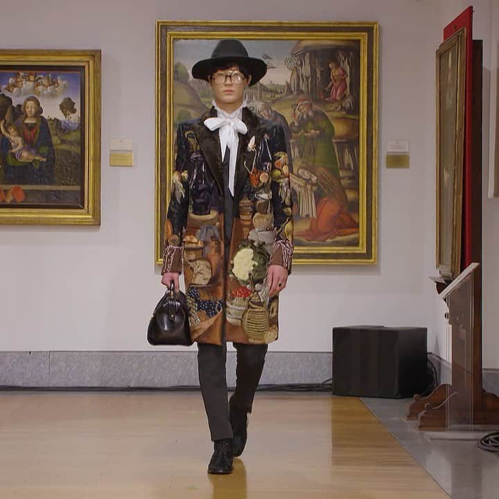 のインスタグラム：「Dolce&Gabbana’s Alta Sartoria inspired by the typical subjects of the still life paintings of the Flemish seventeenth-century, like the tables filled with fruits, food, tableware and glasses. The model wears a single-breasted coat with lance lapel and bright dark brown collar embroidered with silk, wool and chenille threads and ribbons. Discover more Men's Dolce&Gabbana Alta Sartoria looks at @dolcegabbana_man. #DGAltaSartoria #DGFattoAMano #MadeInItaly #PinacotecaAmbrosiana #DGLovesMilano #DolceGabbana」