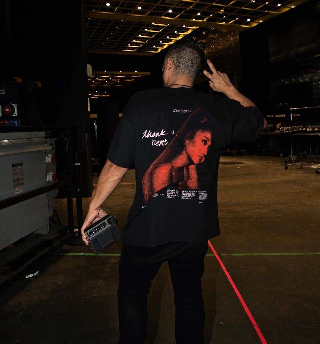 Alfredo Floresさんのインスタグラム写真 - (Alfredo FloresInstagram)「8 shows left. New merch fire and not just because i shot it ☺️📸! Gonna be a bittersweet next 2 weeks! #sweetenertour ✌🏽」12月10日 6時35分 - alfredoflores