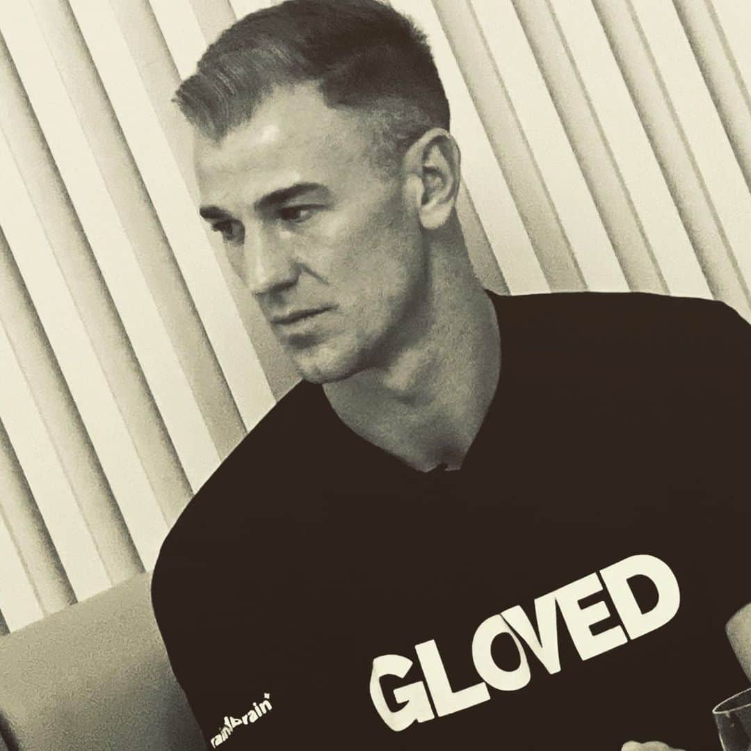 ジョー・ハートのインスタグラム：「You can go for a range of emotions watching this game as a fan.  you can go for a range of emotions playing this game. You can go through a range of emotions not being involved.  You can go through a range of emotions having an injury and recovering and making a comeback.  I have to say that sitting down and listening firsthand to @carlikeme journey and the transition from Keeper. To cancer survivor. To man on a mission to help others through his story was something I’ll never forget.  Thank you for your courage and inspiration.  And look out for the next episode.  #gethisbook #GLOVED」