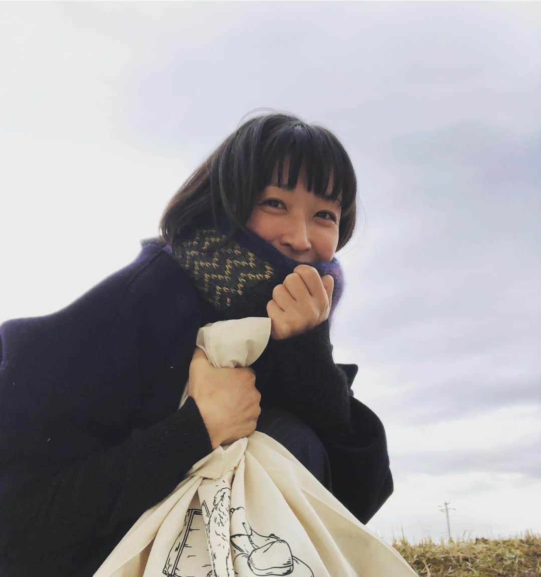 小野真弓さんのインスタグラム写真 - (小野真弓Instagram)「おはようございます☁︎ 雨上がり☔️今日も今日とて、あさんぽへ🐶🐶🚶 ‍わんこの為ならえんやこら❄️ 良い一日になりますように( ´ ▽ ` )✨」12月10日 6時50分 - hanaharuaroi