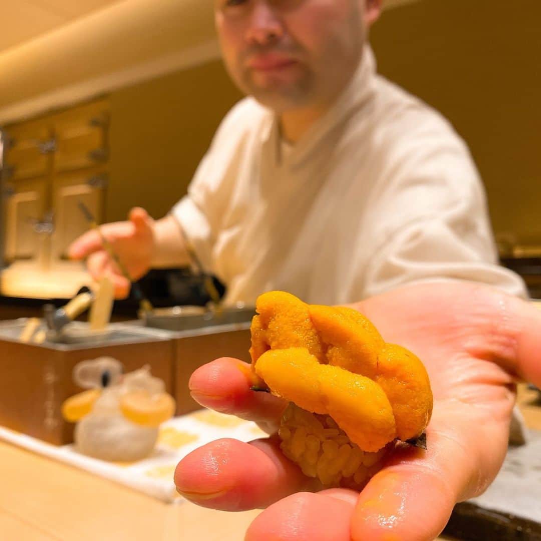 山岸久朗さんのインスタグラム写真 - (山岸久朗Instagram)「『大阪で美味い鮨屋を教えてくださいよ〜』って言うてくる東京のグルメ人は、東京の寿司の圧倒的な実力差をわかってて言うてくるんやから、根ババ認定して間違いない。 しかし、その分目ぇむくくらい高いんやから、当たり前やろがゴルァ(ﾟДﾟ)‼️笑笑 #もちろんこの日の参加者にはそんな人いませんでしたよ #鮓 #鮓ふじなが  #激うま #麻布十番 #アザブジュバーン  #港区 #港区女子 #港区グルメ  #山岸久朗 #山岸弁護士 #山岸弁護士が飯テロ中 #山岸弁護士の日本一周」12月10日 7時02分 - yamaben