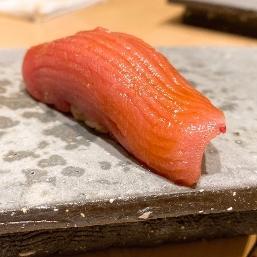 山岸久朗さんのインスタグラム写真 - (山岸久朗Instagram)「『大阪で美味い鮨屋を教えてくださいよ〜』って言うてくる東京のグルメ人は、東京の寿司の圧倒的な実力差をわかってて言うてくるんやから、根ババ認定して間違いない。 しかし、その分目ぇむくくらい高いんやから、当たり前やろがゴルァ(ﾟДﾟ)‼️笑笑 #もちろんこの日の参加者にはそんな人いませんでしたよ #鮓 #鮓ふじなが  #激うま #麻布十番 #アザブジュバーン  #港区 #港区女子 #港区グルメ  #山岸久朗 #山岸弁護士 #山岸弁護士が飯テロ中 #山岸弁護士の日本一周」12月10日 7時02分 - yamaben