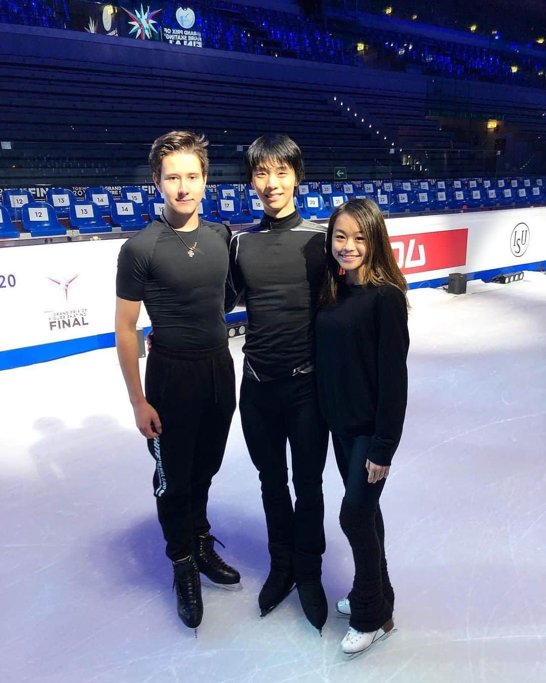 羽生結弦さんのインスタグラム写真 - (羽生結弦Instagram)「#Repost @vadym____kolesnik @valerakolesov 🌟 #羽生結弦 #yuzuruhanyu #figureskating #figureskater」12月10日 7時03分 - yuzu_kanami