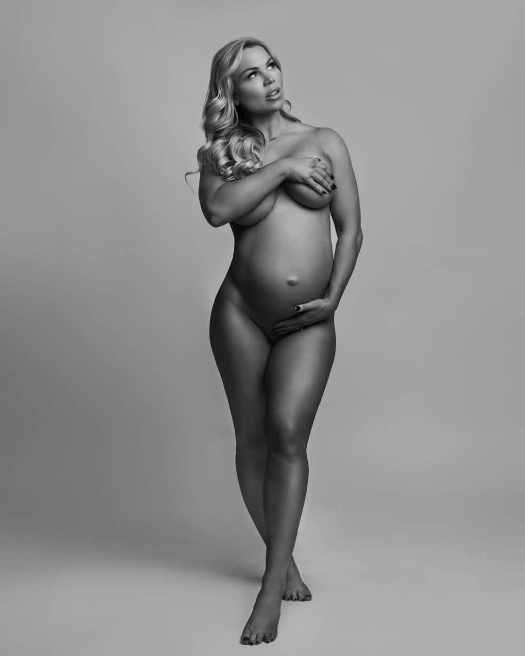 Lauren Drain Kaganさんのインスタグラム写真 - (Lauren Drain KaganInstagram)「If there’s one person that makes pregnant nudity okay, it’s LOS ANGELES Lens | @pattyothonphotography  We like to push the envelope 🙈🙋🏼‍♀️💌」12月10日 7時12分 - laurendrainfit