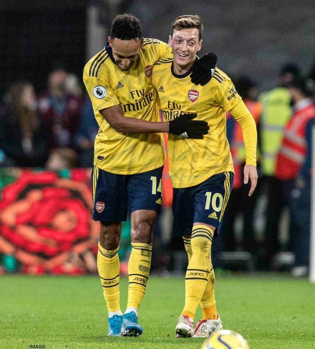 メスト・エジルのインスタグラム：「Finally a reason to smile again ... a little bit! 😃❤ That winning feeling is back. How i've missed you!! But of course we all know that there's still a lot of work in front of us 🙏🏼 #YaGunnersYa #M1Ö #COYG @Arsenal @premierleague」