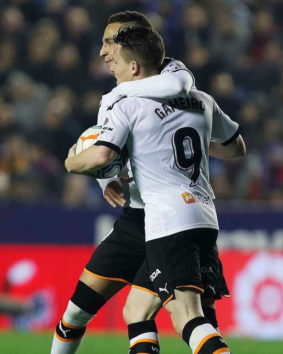 LFPさんのインスタグラム写真 - (LFPInstagram)「Goal HUG! 🤗⚽️🦇 • ¡ABRAZO de gol! 🤗⚽️🦇 • #Gameiro #Rodrigo #Valencia #LaLiga #LaLigaSantander」12月10日 7時24分 - laliga