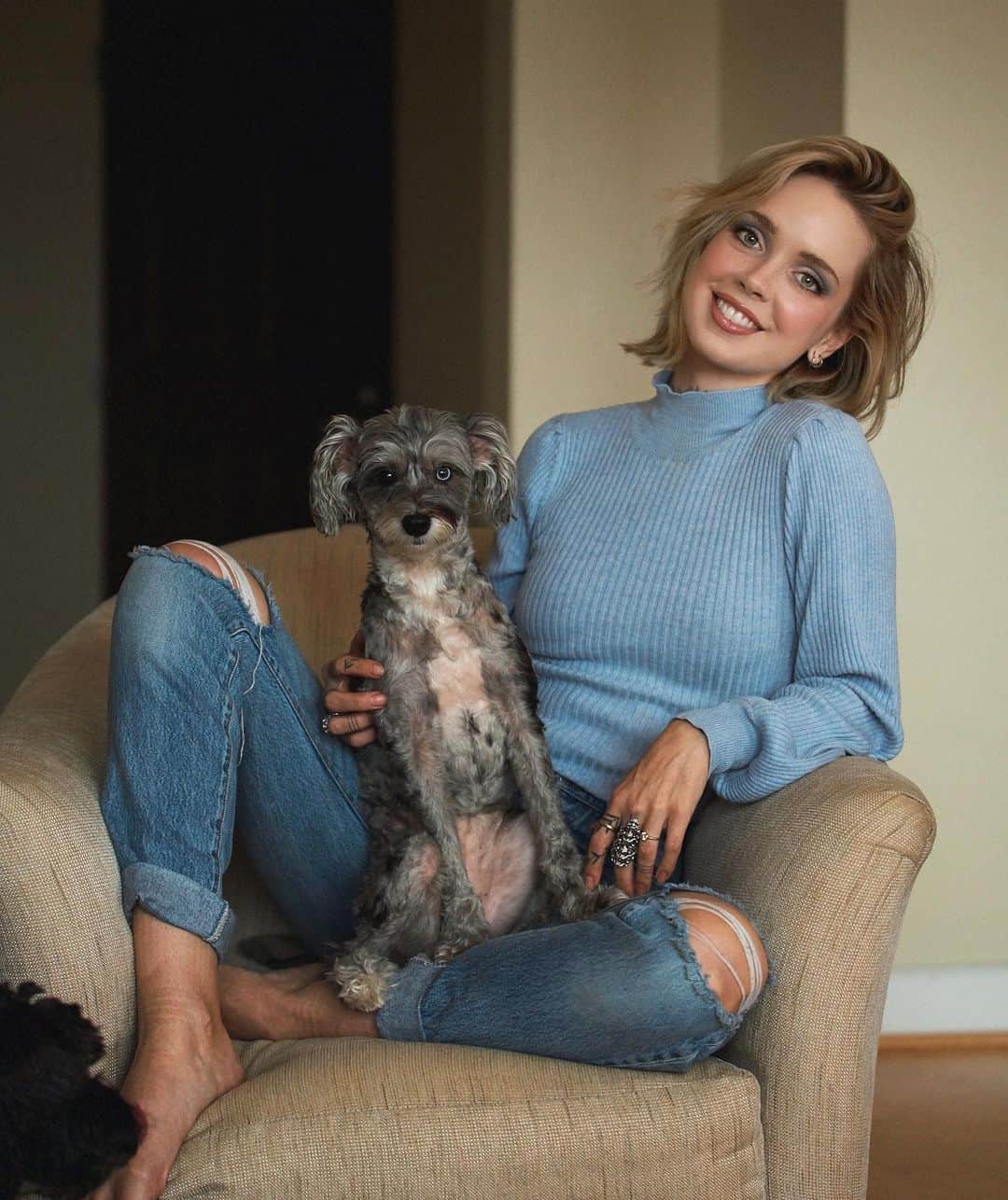 サラ・Xのインスタグラム：「NEW HOME, NEW CONTENT ⭐ I am thankful to those of you who have followed along with my journey thus far and would love to suggest a little end-of-year cleaning for everyone - I’ve talked about this before, but it’s always a good idea to spend some time removing people whose content is no longer relevant to you, or doesn’t make you feel good when you view it. Like Marie Kondo-ing your IG following list! I would also like to respectfully request that anyone reading this who finds themselves often scrolling past my posts or wishing I posted a different type of content, unfollow me. I would say that I request the same of people who don’t care about what I post, but those people for sure aren’t reading this 😂 I would rather have fewer people here who actually enjoy my content so it’s no hard feelings! Much love from me and Ziggy (and Banana in the bottom corner, annnd Patrick who is behind the camera here as usual!)」