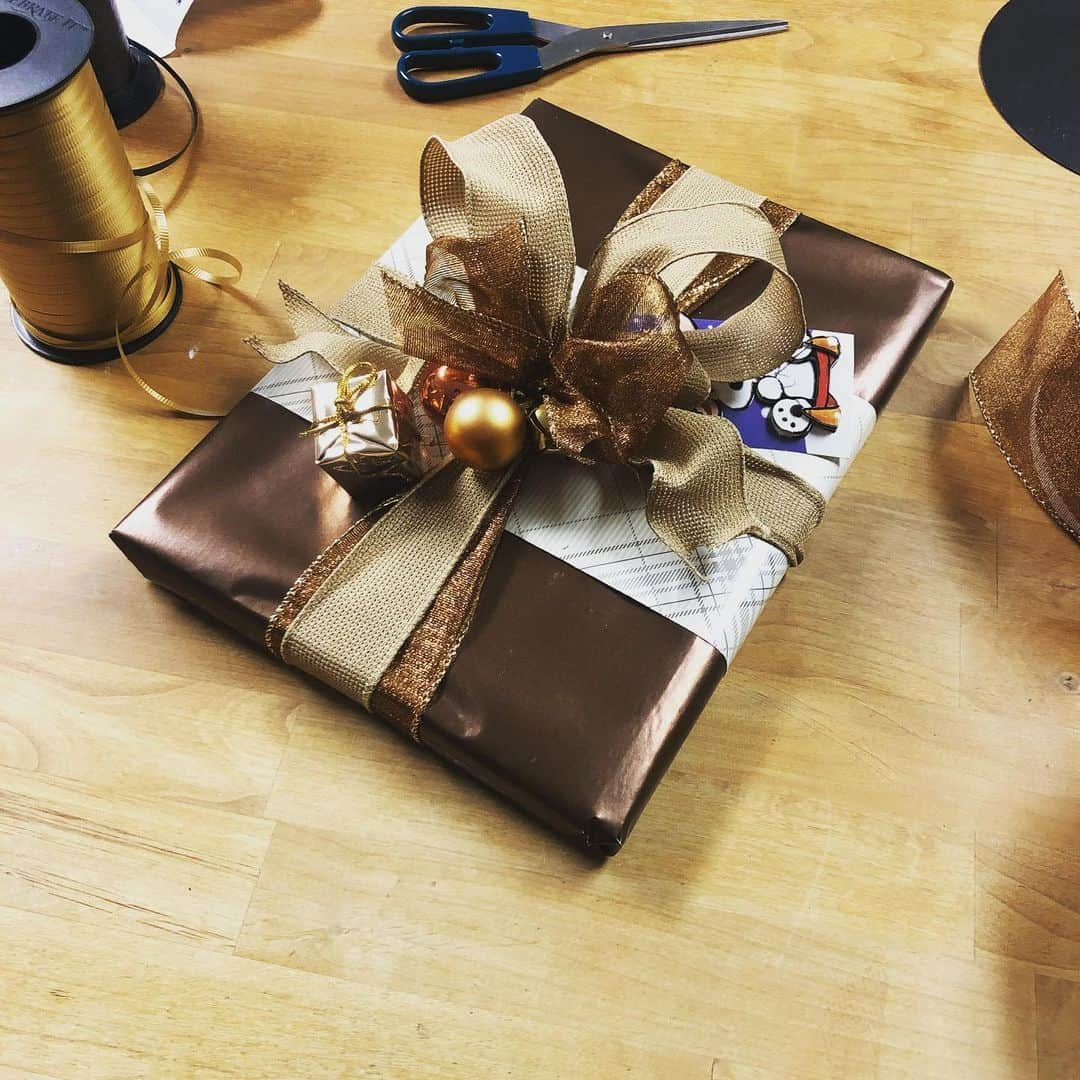 マックス・セットレージのインスタグラム：「First gift of the year officially wrapped. Lol present inception. There’s a present on the present」