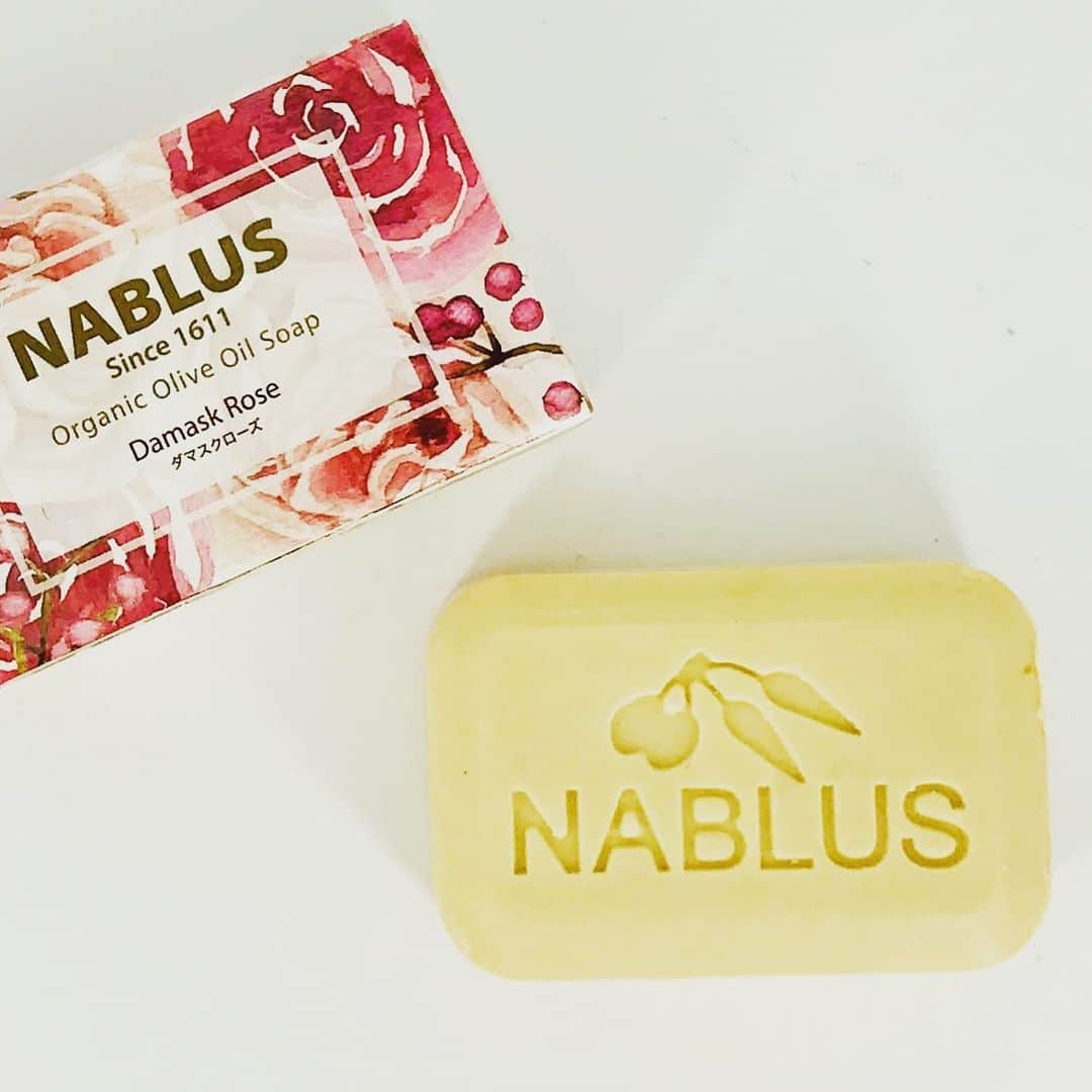 Nablus Japanのインスタグラム：「朝の癒しを#ナーブルスソープで。#ダマスクローズ  の爽やかな香りが、疲れた肌を癒してくれます。 洗顔だけでなく、ボディーにもお使いください。 ほんのり香る自然のローズが、1日を快適にしてくれるでしょう。 . . #nablussoap  #オーガニック石鹸」