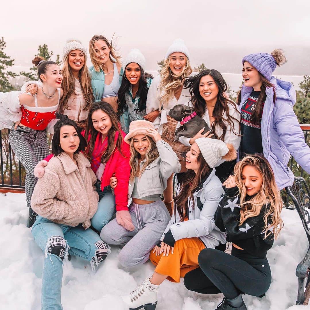 Lauren Riihimakiさんのインスタグラム写真 - (Lauren RiihimakiInstagram)「it’s that time of the year again ❤️🎅🏼🎄✨ ❄️ GIVEAWAY TIME! ❄️ Today me and 11 friends are giving away an iPhone 11 plus, Air Pod Pro’s, Canon g7x, $100 visa gift card, $100 target gift card, windsor, lush, merch and a ton of makeup goodies! _ To enter, follow:  @alisha @adelainemorin  @cloecouture @laurdiy @megandeangelis @meredithfoster @miasayoko @missremiashten @misstiffanyma @sarahjanebetts @sierrafurtado @ttlyteala _ Tag 3 friends in this pic and comment “🎄🎄🎄” christmas tree emoji on all our recent pics! Whoever is the most active on all our accounts will be the winner! 💕 This giveaway is international and ends 12/25! Happy holidays and good luck! xoxo」12月10日 8時05分 - laurdiy