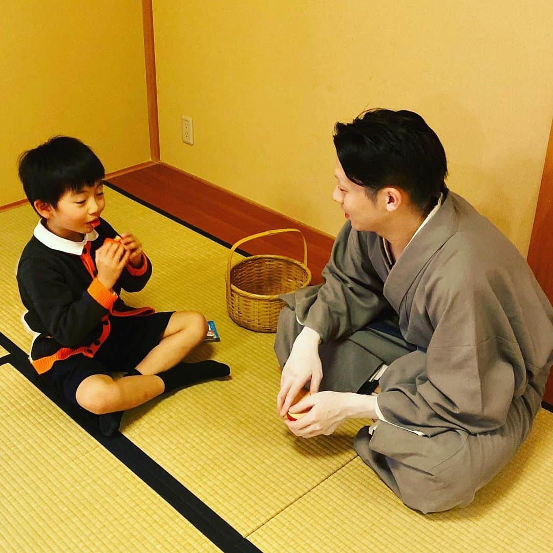 坂東亀三郎さんのインスタグラム写真 - (坂東亀三郎Instagram)「﻿ あっ、﻿ それっ、﻿ 毒リンゴだから！！﻿ ﻿ ﻿ ﻿ 本名が「ゆうた」同士なのもあるのだろうけれど、児太郎さんは倅に本当に本当に本当に優しい。﻿ 芝居の話もしっかり聞いて教えて下さるし、くだらないアホみたいな事も真剣に教え遊んで下さる。﻿ 親子共々に有難い存在です❣️﻿ ﻿ ﻿ #児太郎 #中村児太郎 #成駒屋﻿ #歌舞伎 #音羽屋 #歌舞伎役者﻿ #亀三郎 #坂東亀三郎 #六代目﻿ #彦三郎 #坂東彦三郎 #九代目﻿ #歌舞伎部 #otowayabando﻿ #親バカ部 #倅マン #えみふる﻿ #歌舞伎大好き #KABUKI﻿ コメントはお気軽に📝﻿ ﻿ ﻿ ﻿ そんな児太郎も出演する﻿ 12月の歌舞伎座『十二月大歌舞伎』は12月26日まで！﻿ 絶好調に張り切っておりますので、是非に御観劇下さいませ！」12月10日 8時09分 - otowayabando