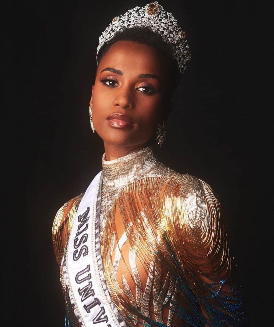Nia Sioux Frazierさんのインスタグラム写真 - (Nia Sioux FrazierInstagram)「This week’s #RoleModelMonday was just crowned Miss Universe 2019… please meet Zozibini Tunzi! This inspiring woman is an activist who uses her platform to fight against gender-based violence.  She also speaks out about the importance of diversity and how her own life has been shaped by racial attitudes. Zozibini strives to lift other voices up, and through her amazing work and kind heart, I have no doubt she will make a huge impact on this world. Congrats on your crown!」12月10日 8時27分 - niasioux