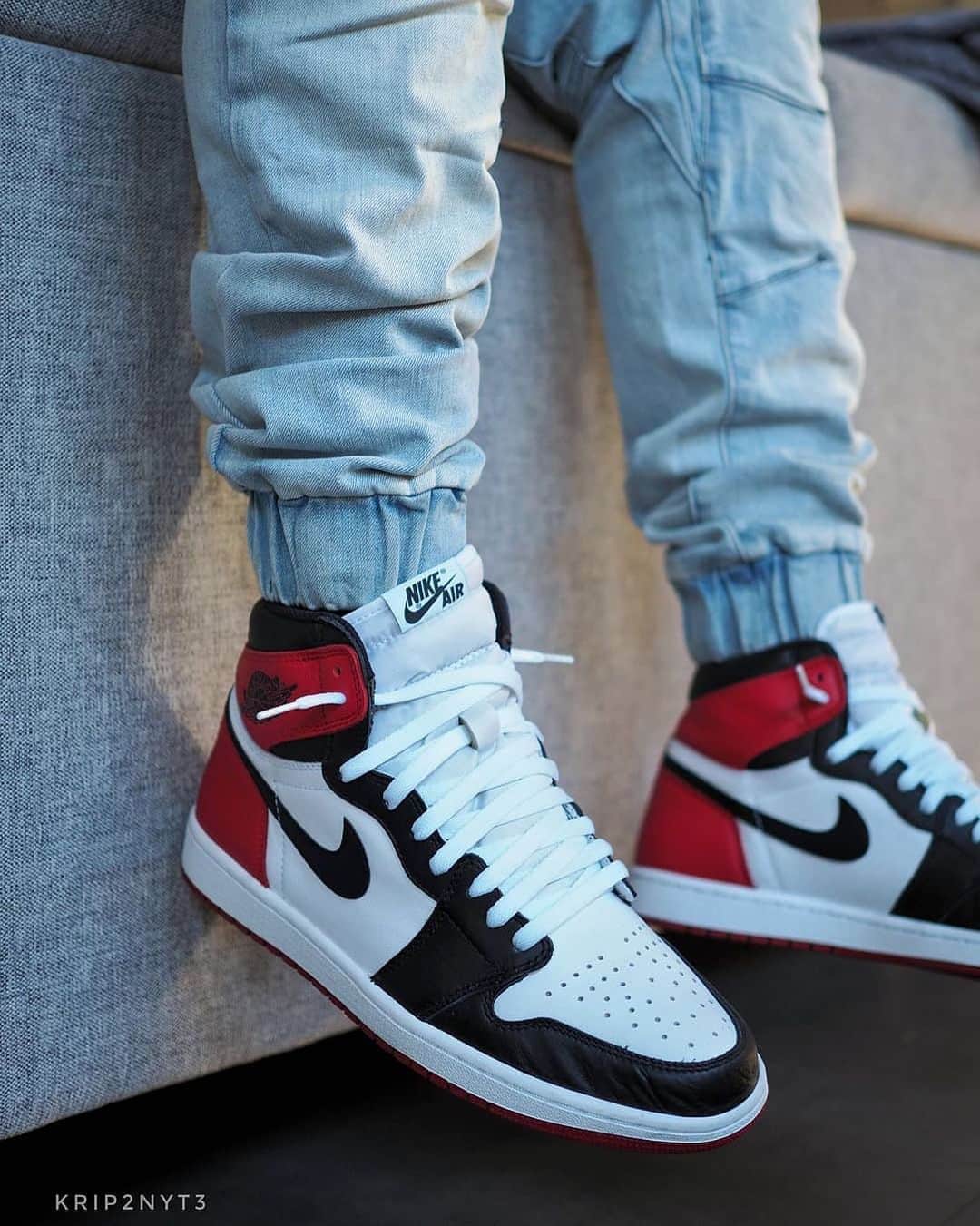 Sneakgalleryさんのインスタグラム写真 - (SneakgalleryInstagram)「Underrated, Overrated, or Just Right 🤔 #AirJordan 1 Black Toes via @krip2nyt3.」12月10日 8時21分 - sneakgallery