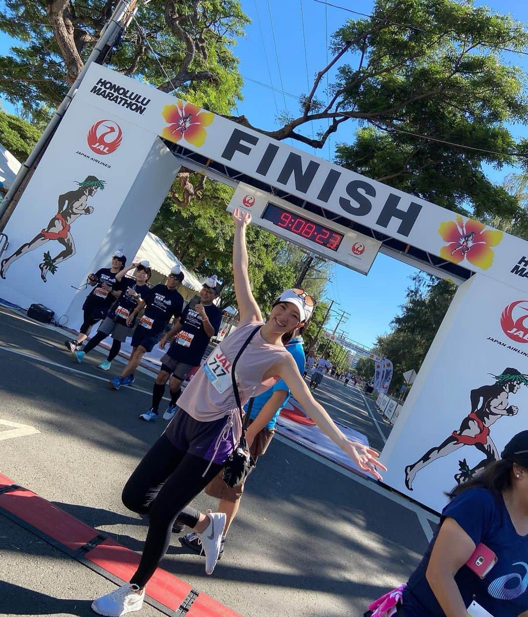 福井セリナさんのインスタグラム写真 - (福井セリナInstagram)「Never in my life did I think I could call myself a marathon finisher.😭✨ 念願のホノルルマラソン完走！ 20キロ地点とラスト5キロが本当にきつかった。。 途中ホノルルの綺麗な景色と、たくさんの声援が力になりました🥺 一緒に頑張ってくれた相方に感謝🎖 最後の写真は頑張った勲章。笑 諦めなければ、なんとかなるもんだ(*^^*) . . #honolulumarathon #フルマラソン」12月10日 8時22分 - serinafukui__