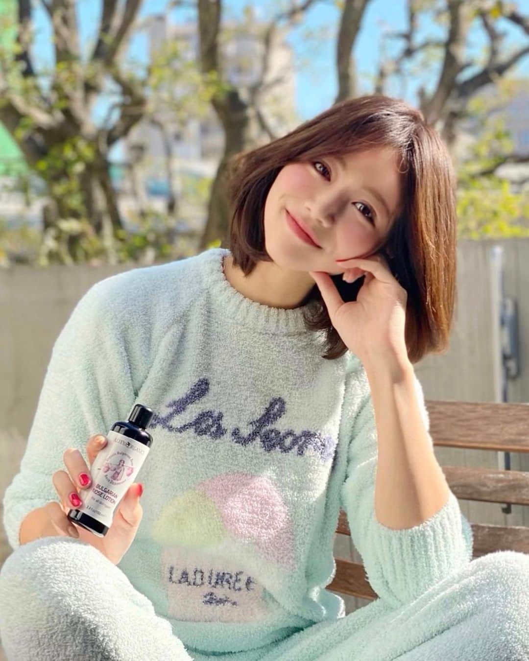 のインスタグラム：「おはよん🌞💕 . 冬晴れの撮影での一コマ🧸 . 朝は、アルテヤオーガニックのローズローションで始まる毎日🌹✨継続してます🥰 . とろっと浸透性ある保湿液で、使うとローズの豊満な香りが広がるから、朝から優雅な美容時間⏰しっかり保湿することでメイクのりも良くなるの💕 . クレオパトラも愛用したというオーガニックダマスクローズを使用していて、数々の国際的な賞も受賞しているしね❤️ . オーガニックローズ使ってるのにプチプラ！12/16までポイント20%バッグキャンペーン中です✨ . 部屋着はスクレbyラデュレの💕（17日まで銀座三越3階でポップアップ実施中） . さてさて今日も頑張っていきましょう❣️ . @alteyaorganics.japan #skincare #organic #rose #flower #アルテヤオーガニック #オーガニックローズ #ダマスクローズ #ローズローション #スキンケア #オーガニック #オーガニックコスメ #無添加 #ローズ #薔薇 #おすすめコスメ #ラデュレ #laduree #ladureeparis #スイーツ #sweet #pajamas #パジャマ #ルームウェア #roomwear #マカロン #macaron #paris #パリ #パリ旅行 #ambassador」