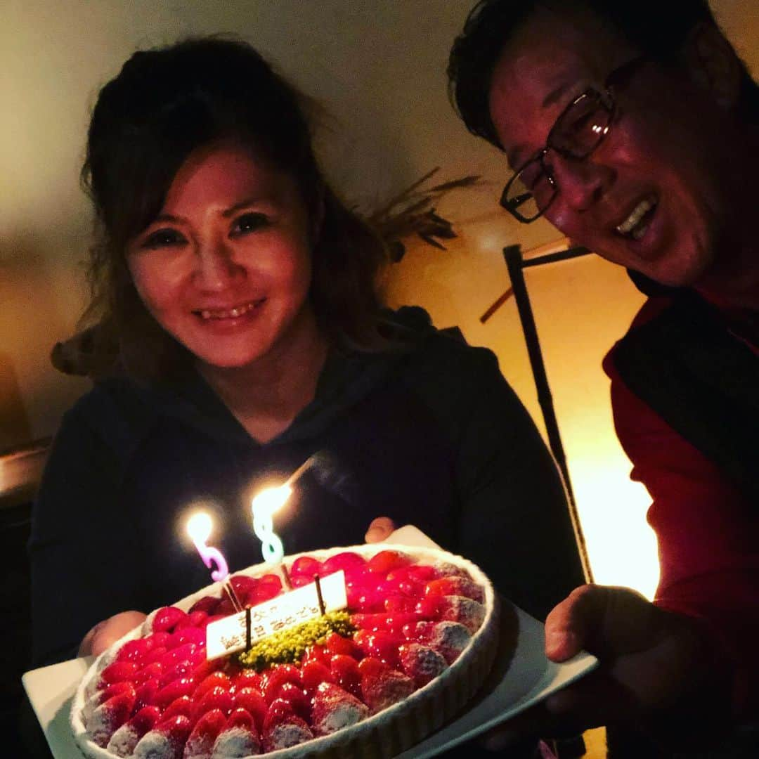 古閑美保さんのインスタグラム写真 - (古閑美保Instagram)「父、58歳誕生日。 なんだか妹の方が嬉しそう、、、 カナダグースのニット着てホワイトジーンズにジョーダン合わせてきてました 娘は37歳と33歳、孫10歳 若いじぃちゃんだ😊」12月10日 8時32分 - kogamihokogamiho