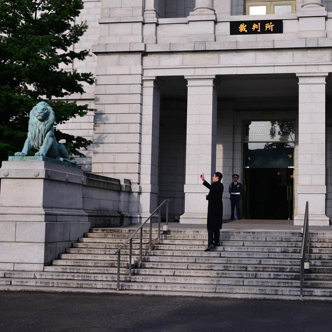 のインスタグラム：「裁判所の外観撮影中に、自らエキストラとして歩き出し、コーヒー片手にライオンをパチリ、の御子柴せんせー。 #この画は使えませんw #悪魔の弁護人 #オトナの土ドラ #要潤 #本日ノンストップに出演 #二話は12月14日土曜24時10分」