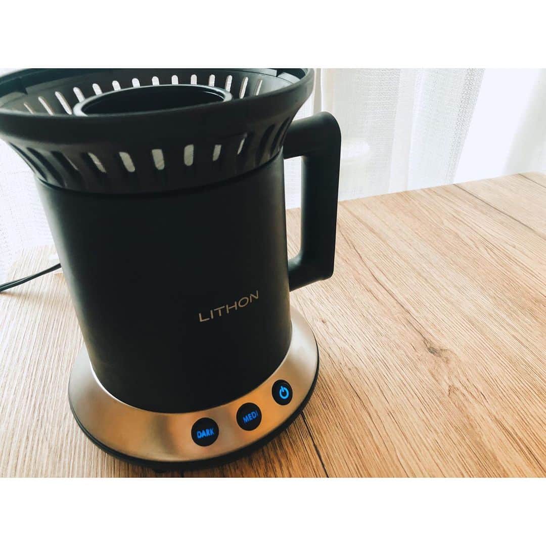 今村仁美さんのインスタグラム写真 - (今村仁美Instagram)「電気圧力鍋🍲 に引き続き、 #LITHON の ホームロースターを頂きました☕️ 毎日のコーヒーが、自分好みの美味しいコーヒーに変わって 毎朝の朝食が楽しみになった🥰 約20分で、焙煎完了✌️ そろそろコーヒー豆の種類買い足そっと♡  @lithon_corp 12月6日からキャンペーンをしてるそうなのでcheckしてね⬇️ @lithon_corp  益々、LITHON ファンになっちゃう🤤 (写真スワイプしてね♡) . . . #LITHON #ライソン #珈琲焙煎機 #調理家電 #キッチン雑貨 #コーヒー部 #コーヒーブレイク #コーヒータイム #コーヒー大好き#cookingram#gm#morning#cafe#おうちカフェ#料理好き」12月10日 8時40分 - imamura_hi