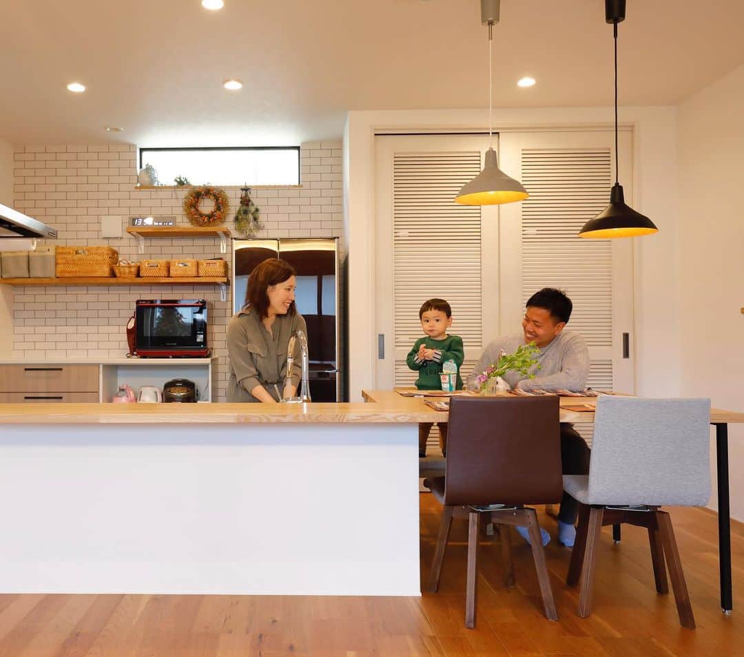 ナガタ建設さんのインスタグラム写真 - (ナガタ建設Instagram)「筑前町朝日の 『ガレージのある家』 L型の造作カウンターテーブル✨ キッチンは一段床を下げて手元が見えないように！ 目線の高さが座っているお子さんと合うように設計しています😊 #造作キッチン #カウンターキッチン #テーブル  フォロー、いいね！して頂けると凄く喜びます😁 ☞@nagatanoie ・ ｰｰｰｰｰｰｰｰｰｰｰｰｰｰｰｰｰｰｰｰｰｰｰｰｰｰｰｰｰｰ #外観  #リビング  #キッチン  #施工事例  他の写真はこちら...☞@nagatanoie ｰｰｰｰｰｰｰｰｰｰｰｰｰｰｰｰｰｰｰｰｰｰｰｰｰｰｰｰｰｰ ・ #ナガタ建設 は#福岡 県#太宰府 市にて70年前に製材所から始めた#工務店 です🏠 ・ 『 #ながたのいえ 』 ・ #暮らし から#デザイン する#家づくり を提案する私たちの家は ・ 『太宰府でアナタらしさをきづく家』 をテーマに#新築 #注文住宅 #マイホーム  #工務店だからつくれる家 をお客様と一緒に作ります😆 ・ ながたのいえのお客様はこんな人たち ▷▷▷ #家具 好き #カフェ好き  #インテリア 好き #コーヒー好き  #かっこいい家 #おしゃれな家 好き #暮らしを楽しむ  #シンプルライフ  #家族好き ・ ※ナガタ建設では、メンテナンスのことも考慮し、施工エリアを太宰府市の本社から車で30分圏内と限定させて頂いておりますm(__)m 施工エリア外のお客様については、個別対応となりますので、ご相談下さい。 ・ #シンプルな生活 #丁寧な暮らし方」12月10日 8時40分 - nagatanoie