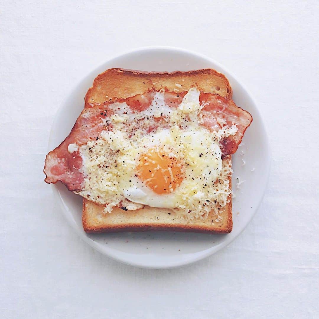 樋口正樹さんのインスタグラム写真 - (樋口正樹Instagram)「Bacon & Egg 🍳 . 朝ご飯はトーストに ベーコンエッグのせ、 黒胡椒とチーズかけ。 . . #ベーコンエッグトースト #目玉焼きトースト #ベーコンエッグ #旨食 #タカキベーカリー #toastgram #baconeggtoast #baconandeggs #baconlover #toastsforall」12月10日 8時41分 - higuccini