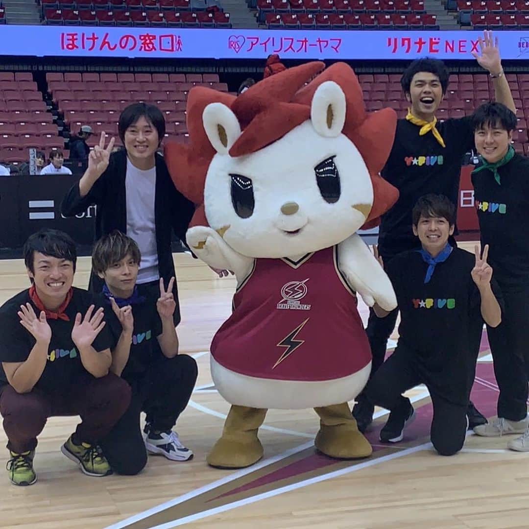 あつひろのインスタグラム：「2019.12.7. #🏀 #川崎ブレイブサンダース の試合 #川崎市とどろきアリーナ にて 4,516人のお客さんの前でのハーフタイム中のMC!! 選手達のパワー＆スピーディーなプレーを生観戦✨やっぱ迫力が凄い!! #ロウルくん がめっちゃくちゃ可愛かった😆👍 #声優芸人あつひろ ハーフタイムでのMCの様子 ↓↓↓↓↓↓↓↓↓↓↓↓↓↓↓ https://youtu.be/olsrcHAKghk  #吉本興業 #よしもと #声優 #ナレーション #MC #堀江聖夏 #高森てつ #ワイファイブ(Y☆FIVE) #あつひろ #🎤 #🎙」