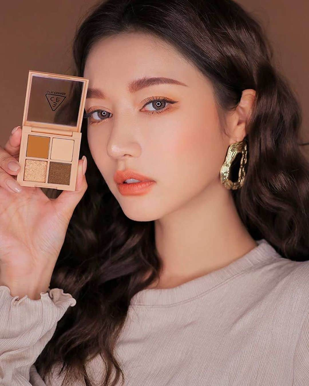 3CE Official Instagramさんのインスタグラム写真 - (3CE Official InstagramInstagram)「#3CE_NEW 3CE MINI MULTI EYE COLOR PALETTE #ALMOND_FUDGE 붉은기 없이 그윽한 옐로쉬 브라운 컬러의 데일리 아이 메이크업🍂 #3CE #3CEMINIMULTIEYECOLORPALETTE」12月10日 8時49分 - 3ce_official